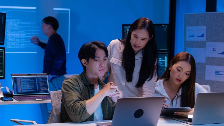 Realitas Pendidikan dan Industri di Era AI: Bagaimana Gap Nyata antara Kampus dan Dunia Kerja dari Kacamata Fresh Graduate?