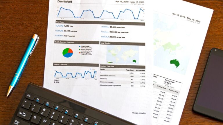 tabel di depan laptop dengan laporan format yang terbuka