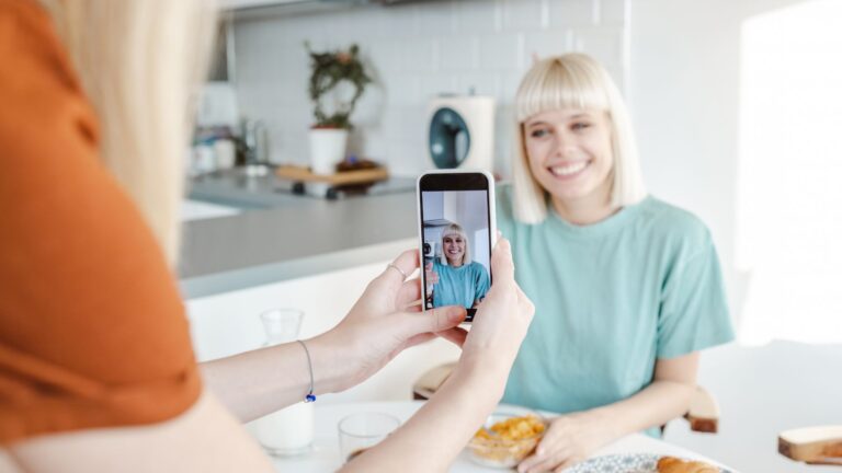 Bagaimana Cara Menggunakan User-Generated Content untuk Iklan?